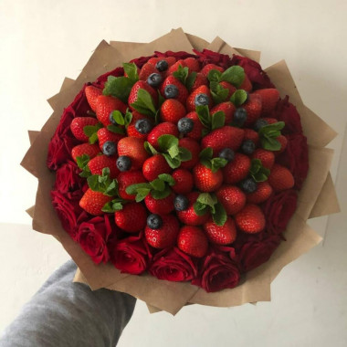 Фруктовый букет из роз и клубники с голубикой и мятой